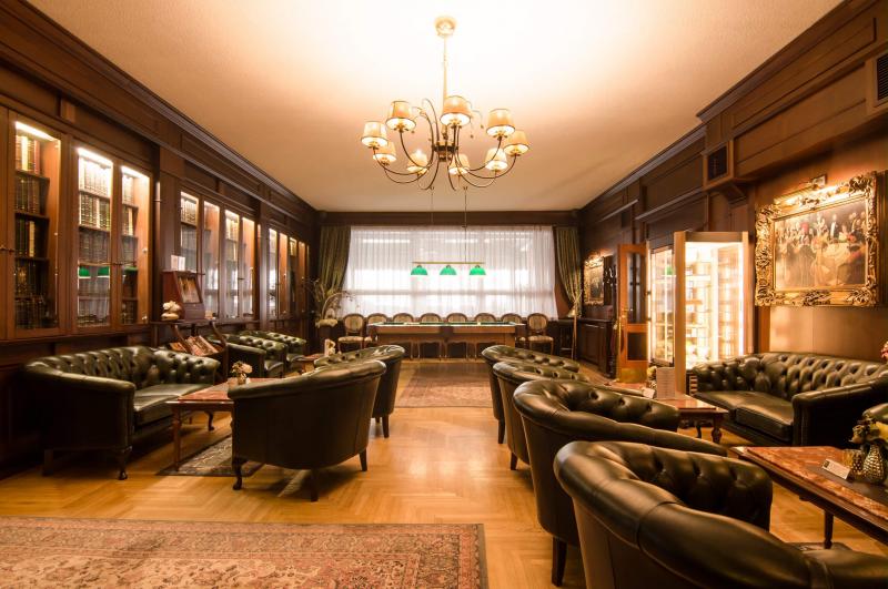 Hotelový lobby bar s biliardom