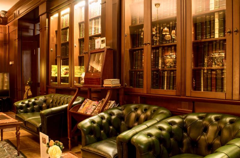 Lobby bar